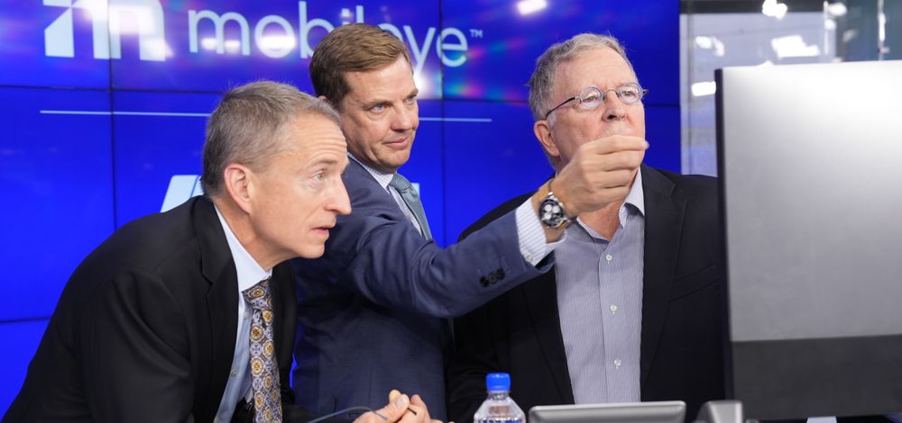 Intel CEO Pat Gelsinger, Nasdaq president Nelson Griggs, and Mobileye board member Eyal Desheh at opening of trading. (Credit: Photography courtesy of Nasdaq, Inc.)