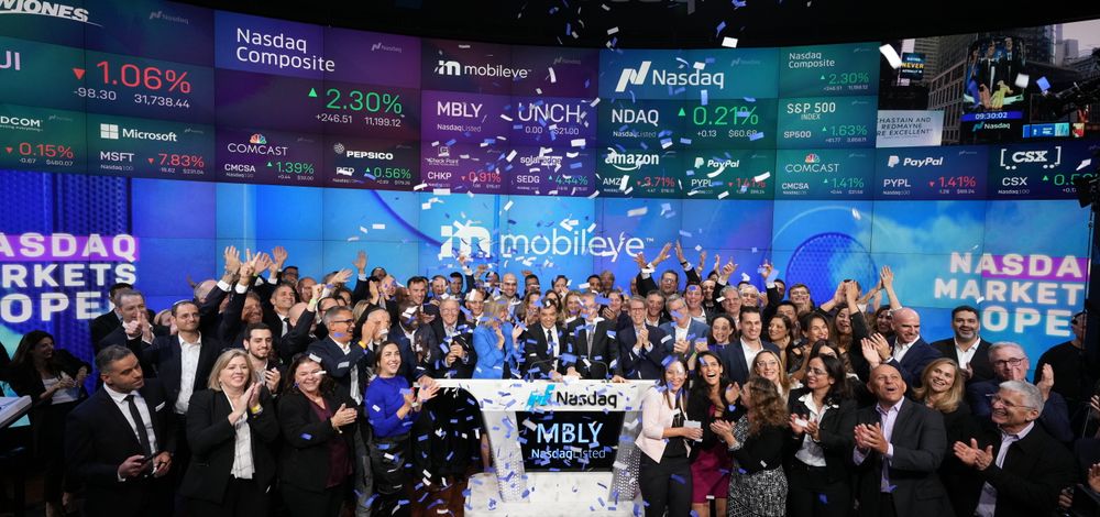 Ringing the bell on Listing Day at the Nasdaq stock exchange upon Mobileye’s IPO. (Credit: Photography courtesy of Nasdaq, Inc.)