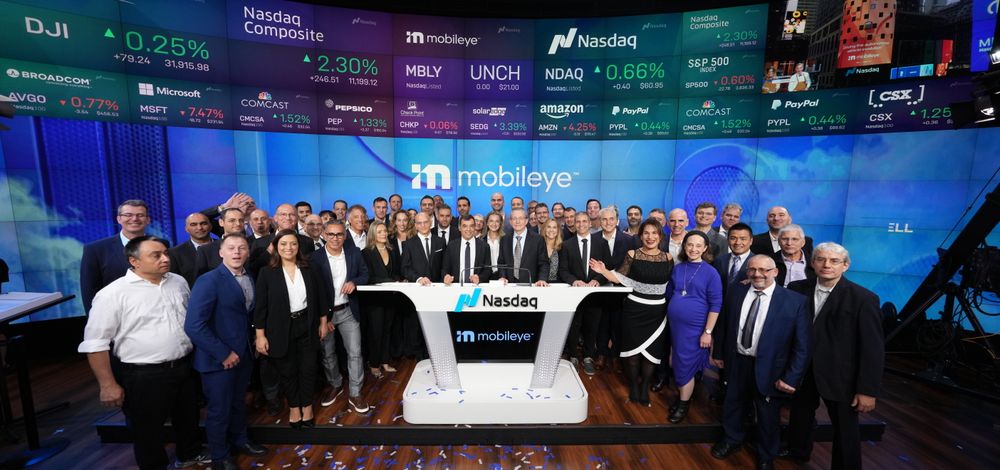 Mobileye team rings the Nasdaq opening bell celebrating the company’s return to the U.S. public markets, trading under the ticker “MBLY.” Credit: Photography courtesy of Nasdaq, Inc.